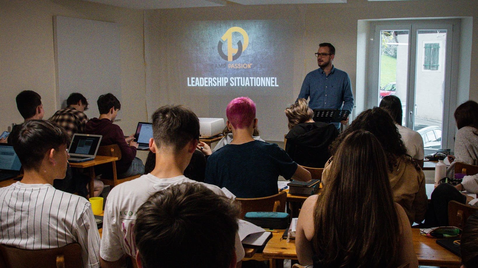Mathieu Maillefer donne un cours à des jeunes lors du Camp Passion, en 2023.