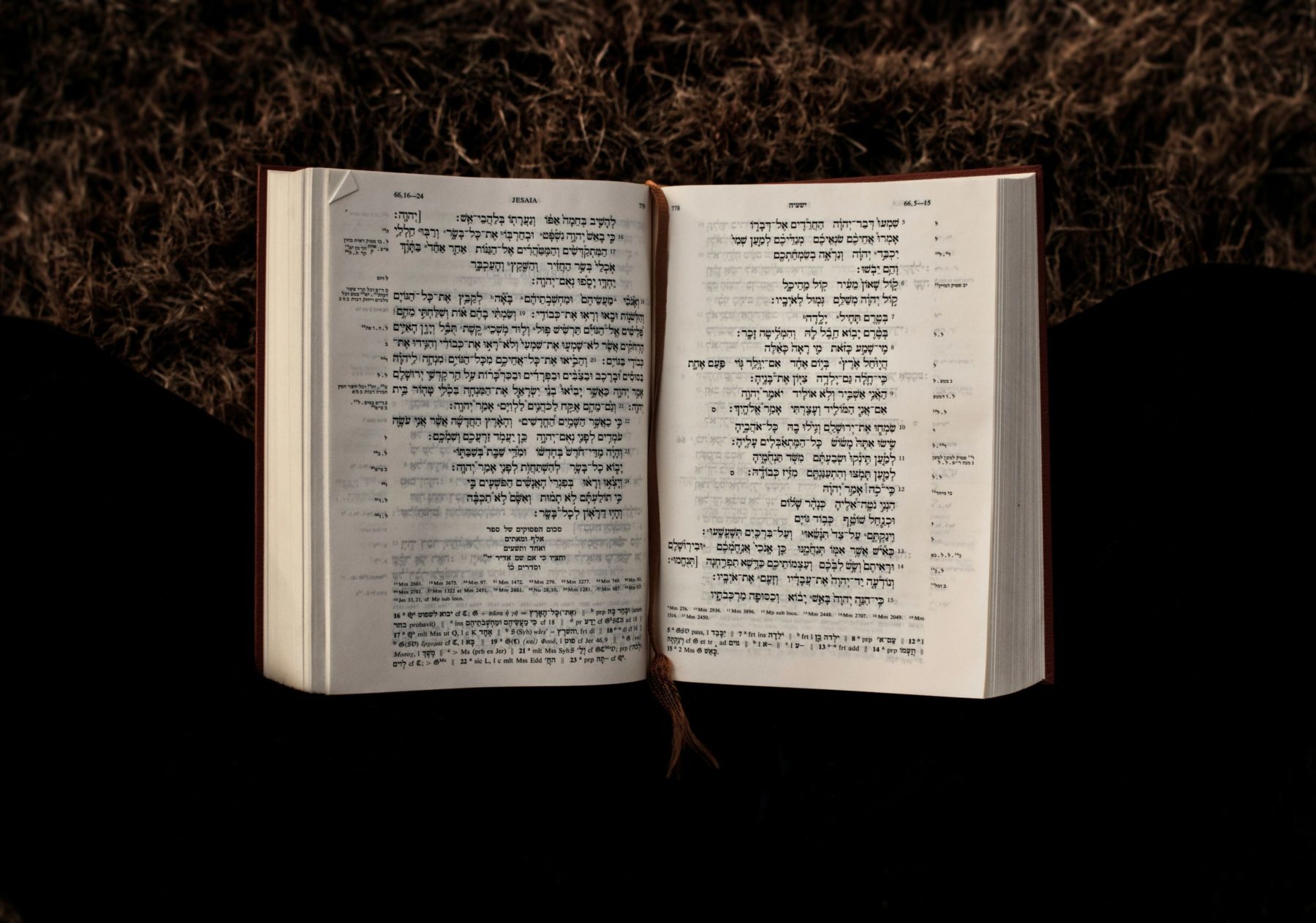 Une bible hébraïque ouverte sur Esaïe.