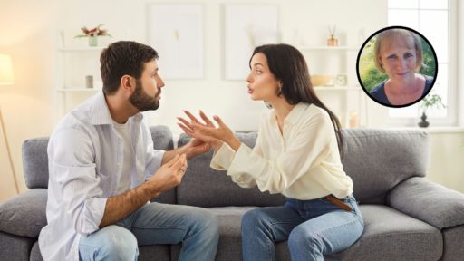 Un couple se dispute, assis sur un canapé