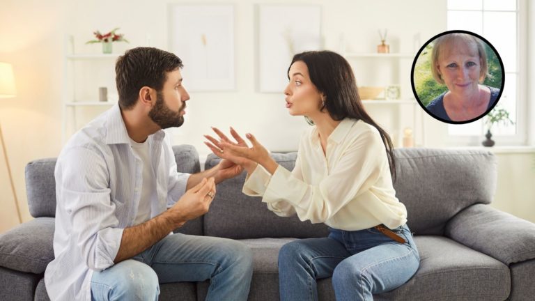 Un couple se dispute, assis sur un canapé