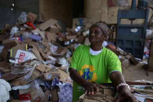 Une femme travaille dans une coopérative de recyclage de matériaux. Salvador, Brésil.