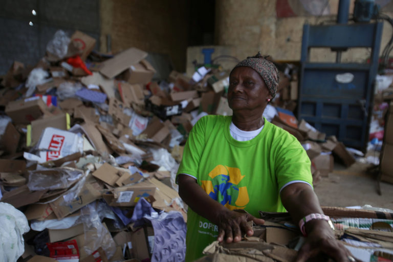 Une femme travaille dans une coopérative de recyclage de matériaux. Salvador, Brésil.