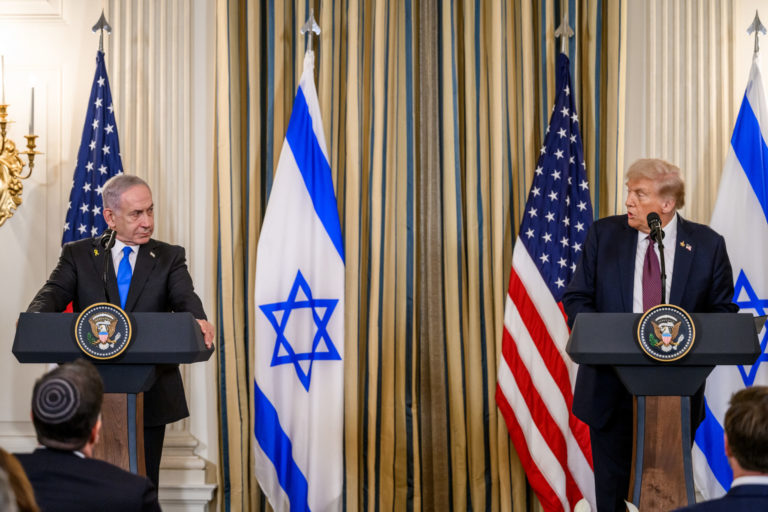 Le président Donald Trump et le Premier ministre israélien Benjamin Netanyahu tiennent une conférence de presse conjointe pour annoncer le plan de paix américain pour Gaza, le lundi 29 septembre 2025, à la Maison Blanche.