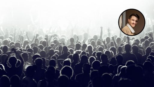 Une foule de dos, qui fait face à une grande lumière En haut, le portrait de Joseph Gotte.