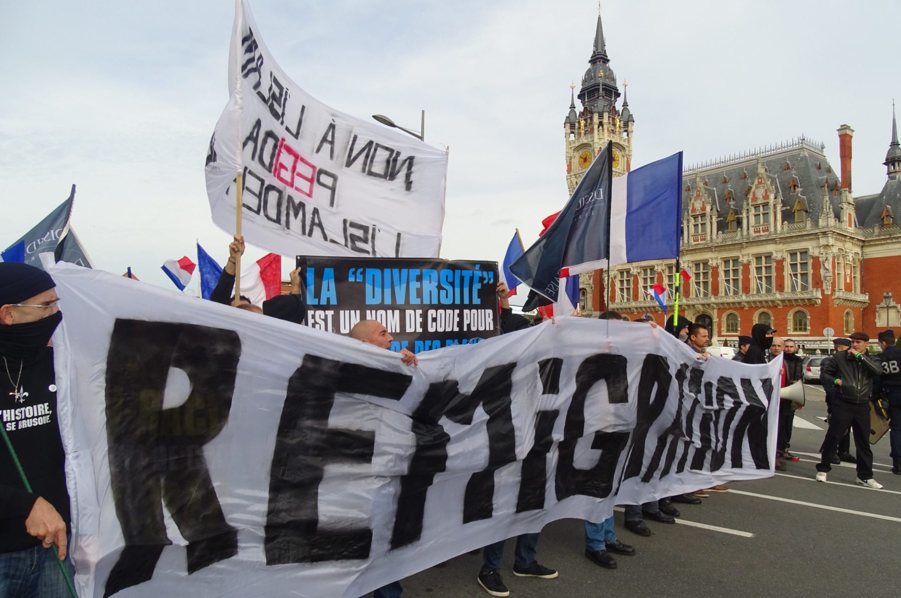 Manifestation contre les clandestins, l’immigration-invasion et l’islamisation de l’Europe, le 8 novembre 2015 à Calais.