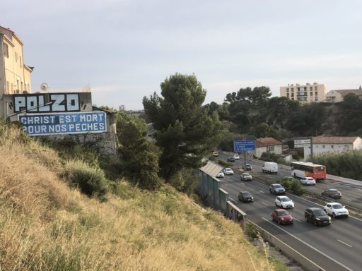 Le verset en grand d'un côté de l'image, de l'autre l'autoroute qui passe juste en-dessous.