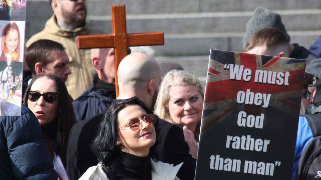 Manifestation anti-immigration à Portsmouth, le 14 mars 2025. Les manifestants brandissent des croix et des versets bibliques sur des pancartes.