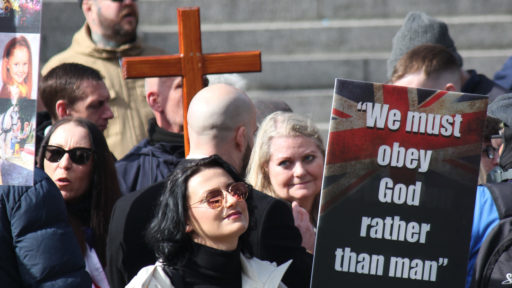 Manifestation anti-immigration à Portsmouth, le 14 mars 2025. Les manifestants brandissent des croix et des versets bibliques sur des pancartes.