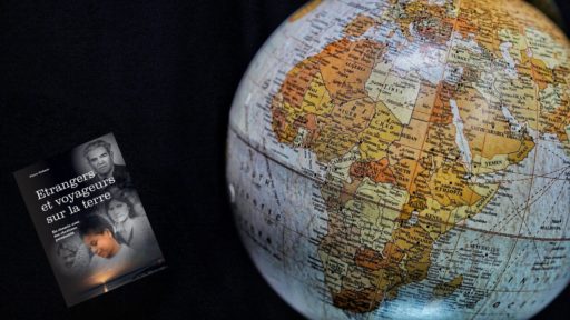 Une mappemonde orientée sur l'Afrique, le livre de Pierre Tschanz en bas à gauche