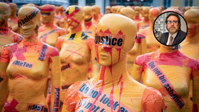 Exposition de mannequins lors d’une action contre les violences sexuelles en 2020. Portrait d'Erwan Cloarec.