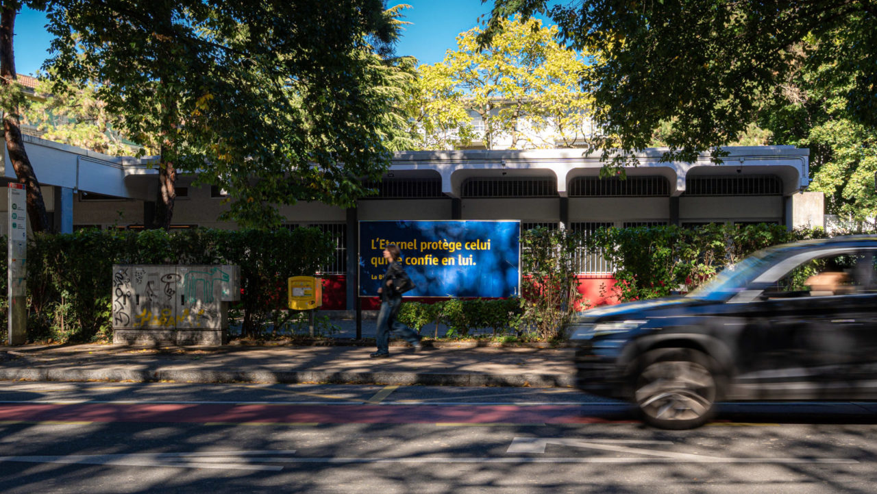 Un panneau publicitaire de l’Agence C au carrefour du Bouchet, à Genève.