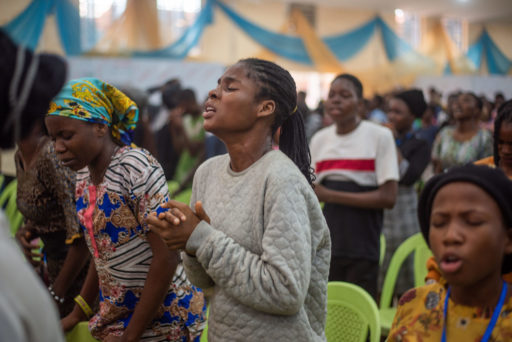 Des adolescents lors d’une convention chrétienne vers Lagos, en 2024.
