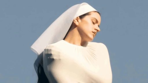 Dans “Berghain”, Rosalía mêle esthétique pop et symboles chrétiens explicites.