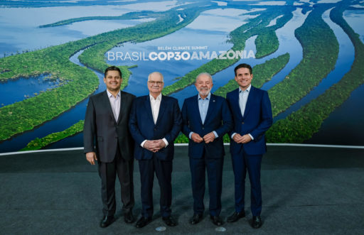 Le président de la République, Luiz Inácio Lula da Silva, avec le président du Sénat fédéral, Davi Alcolumbre, le président de la Cour suprême fédérale, Edson Fachin, et le président de la Chambre des députés, Hugo Motta, lors de la réception officielle des chefs de délégation du Sommet sur le climat (COP30).