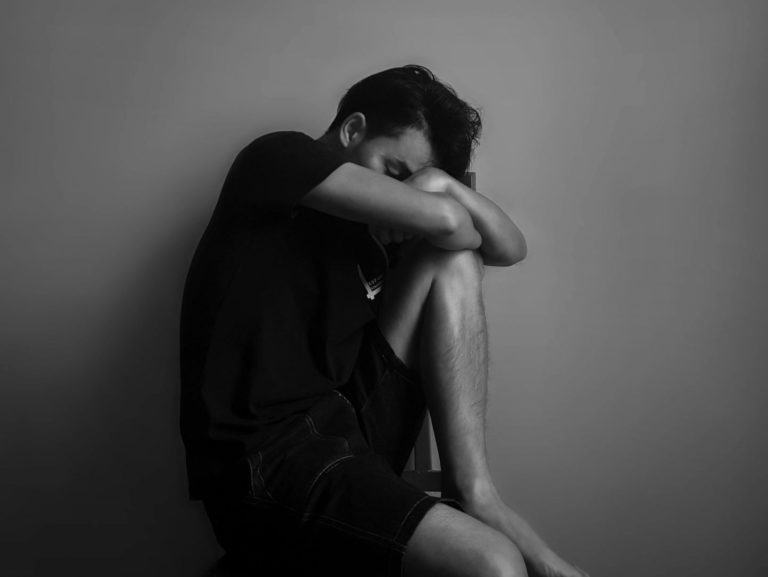 Les causes de la dépression sont multiples: elles peuvent être sociales, psychologiques ou biologiques.