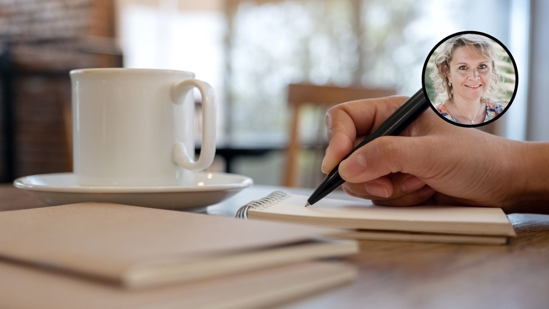 Une main écrit sur un carnet. En haut, le portrait de Solange Raby