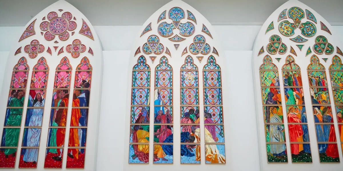 Trois des six baies de Claire Tabouret à Notre-Dame de Paris