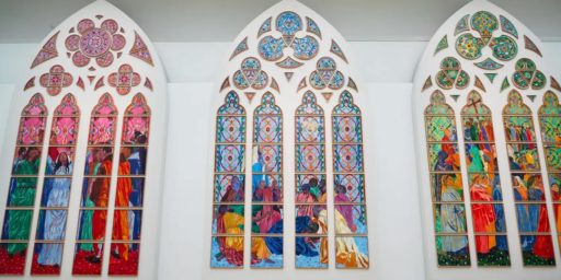 Trois des six baies de Claire Tabouret à Notre-Dame de Paris