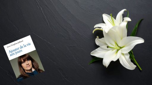 Dans Ajouter de la vie aux jours, Anne-Dauphine Julliand partage son témoignage poignant sur le deuil, la résilience et la force de continuer à vivre.