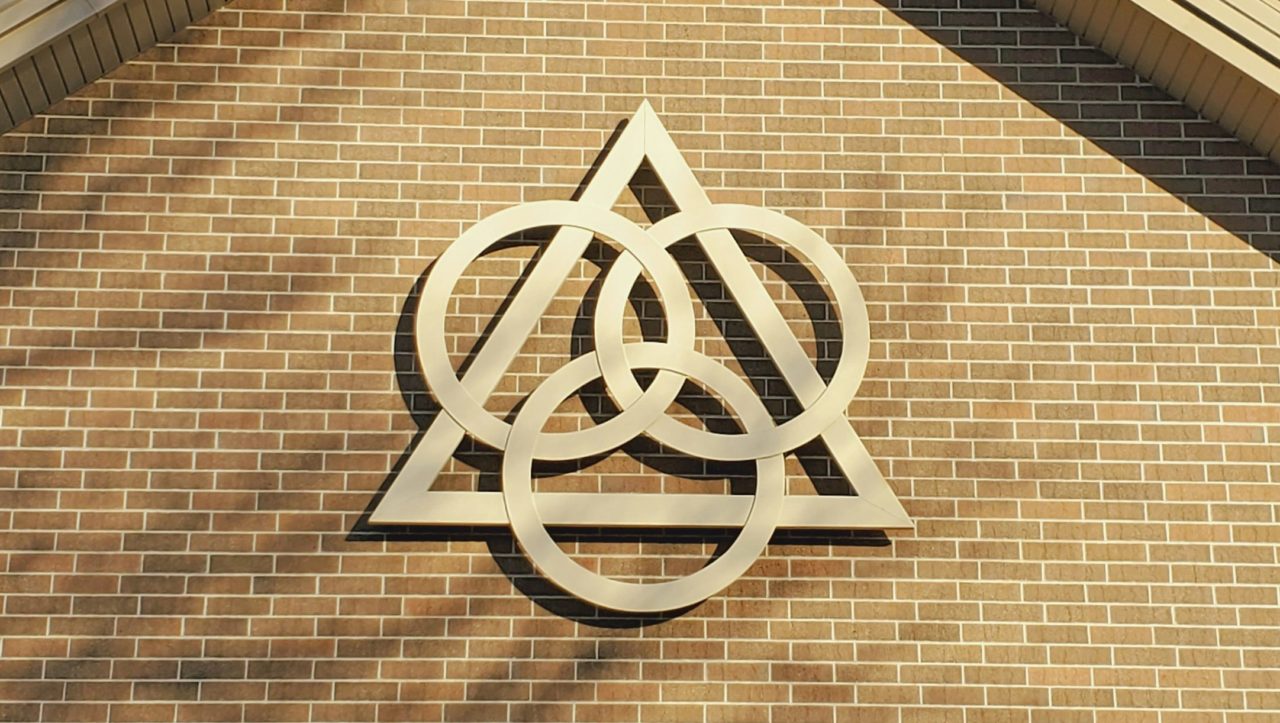 Comment la doctrine de la Trinité s’est-elle construite dans l’Église primitive ? Retour sur les débats, les Pères de l’Église et les fondements bibliques.