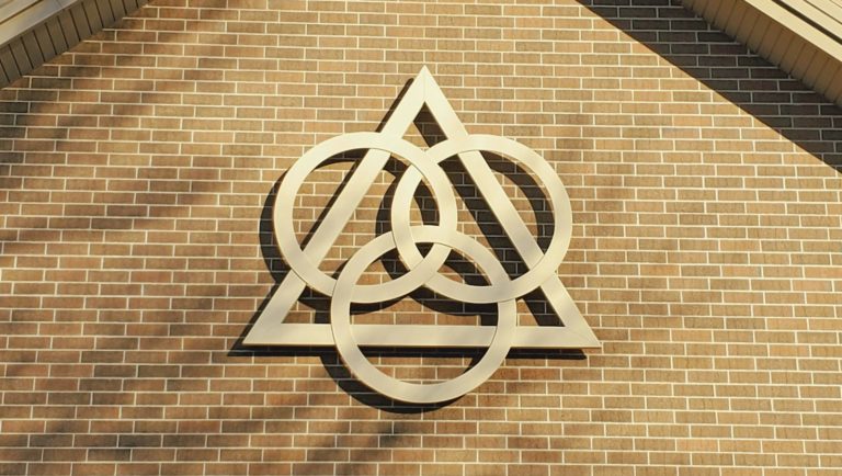 Comment la doctrine de la Trinité s’est-elle construite dans l’Église primitive ? Retour sur les débats, les Pères de l’Église et les fondements bibliques.