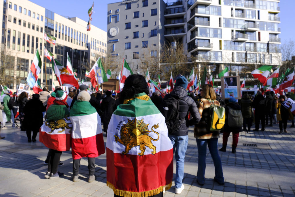 Des manifestants brandissent le drapeau de l’ancien régime monarchique, un des symboles de la contestation.