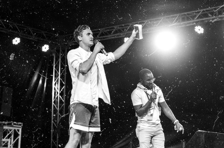 Josh Soal, artiste et pasteur en Afrique du Sud, partage sa foi et sa vision de Jésus, Christ et Fils de Dieu, dans une interview inspirante.