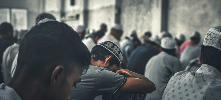 Ramadan : comment les chrétiens peuvent témoigner avec respect, amitié et grâce auprès des musulmans en quête spirituelle. Conseils pratiques et clés.