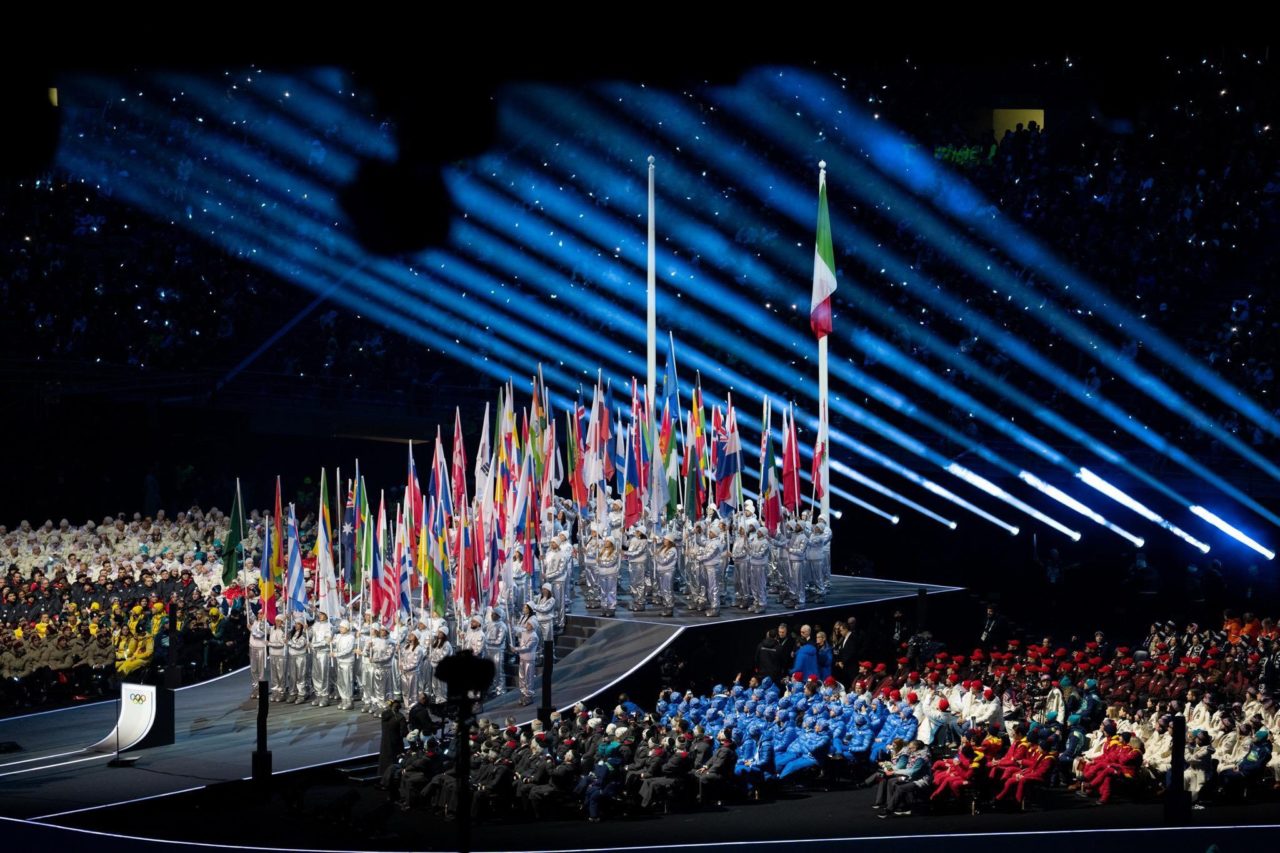Les porteurs de drapeaux à la cérémonie d’ouverture des Jeux olympiques 2026 de Milan-Cortina.