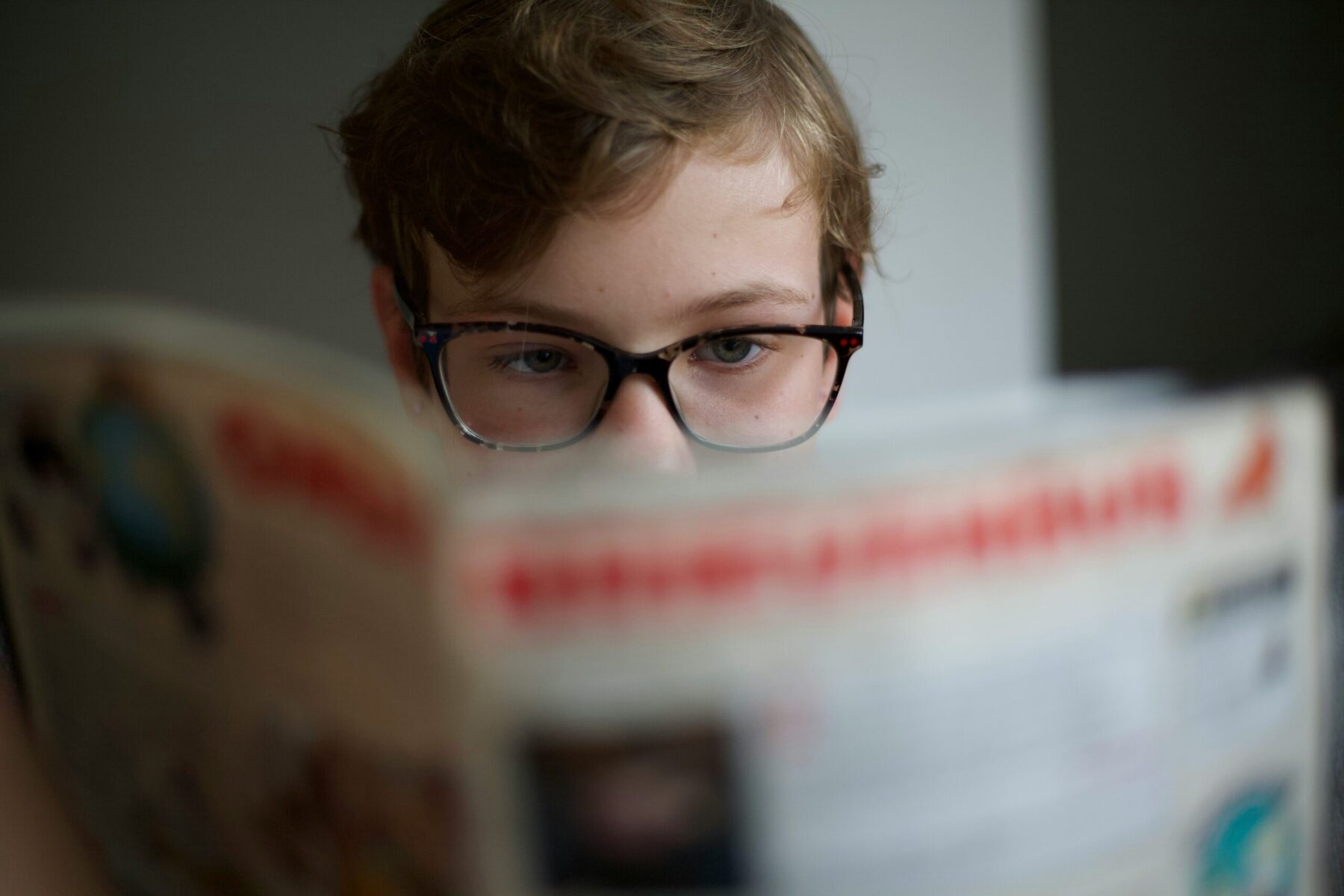 Dès 6 ans, les enfants peuvent développer leur esprit critique face à l’actualité. Comment les accompagner sans les angoisser? Conseils et repères.