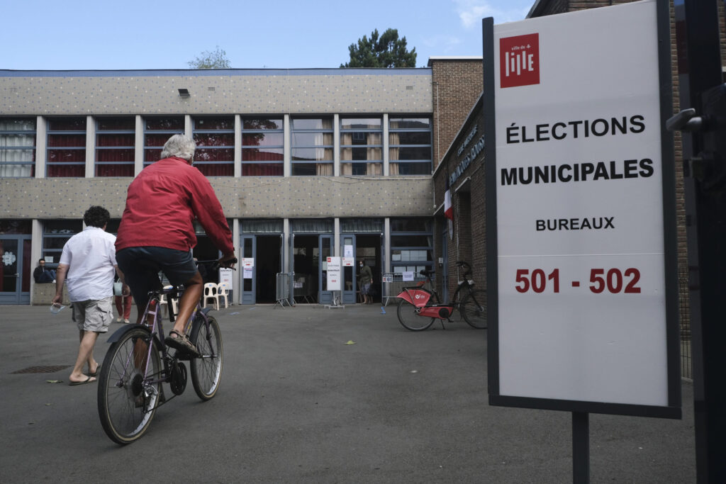 Bureau de vote lors d'élections municipales à Lille, France