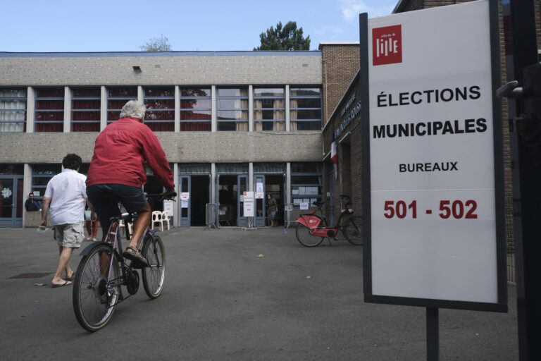 Bureau de vote lors d'élections municipales à Lille, France