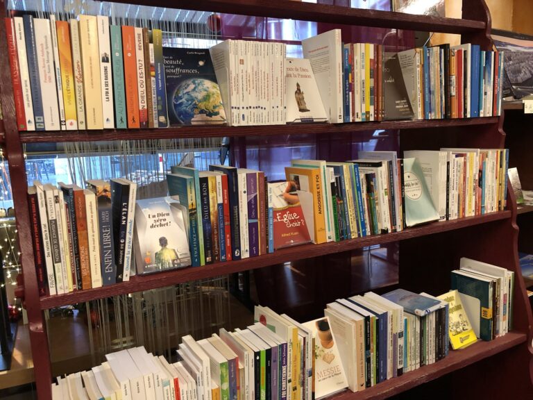 Rayonnages de livres à la librairie chrétienne La Clef de Sol à Vevey