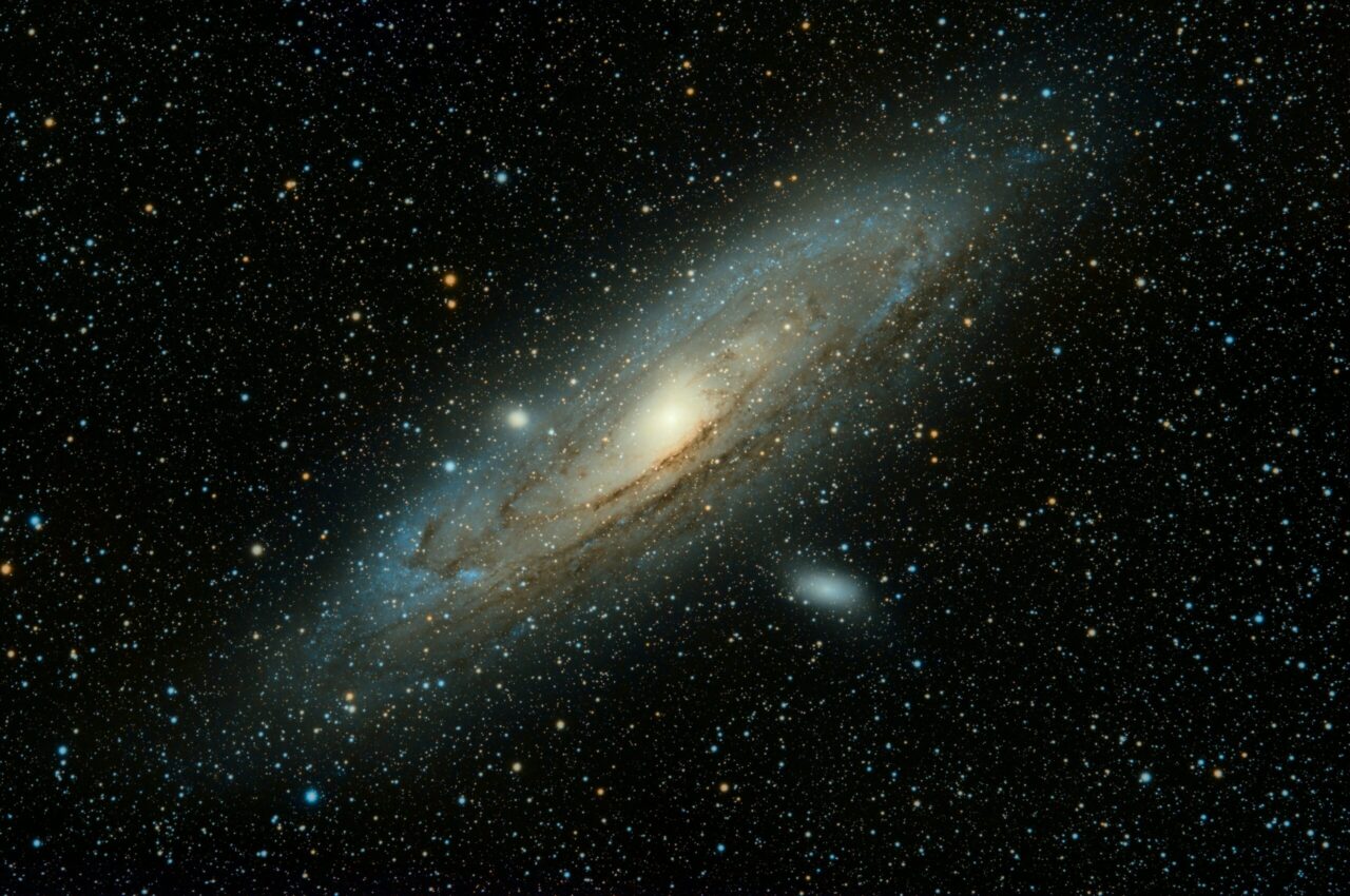 La galaxie d’Andromède, située à environ 2,55 millions d’années-lumière de notre système solaire.
