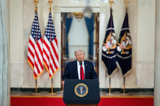Le président Donald Trump prononce un discours à la nation, mercredi 1er avril 2026, dans le Cross Hall de la Maison Blanche.