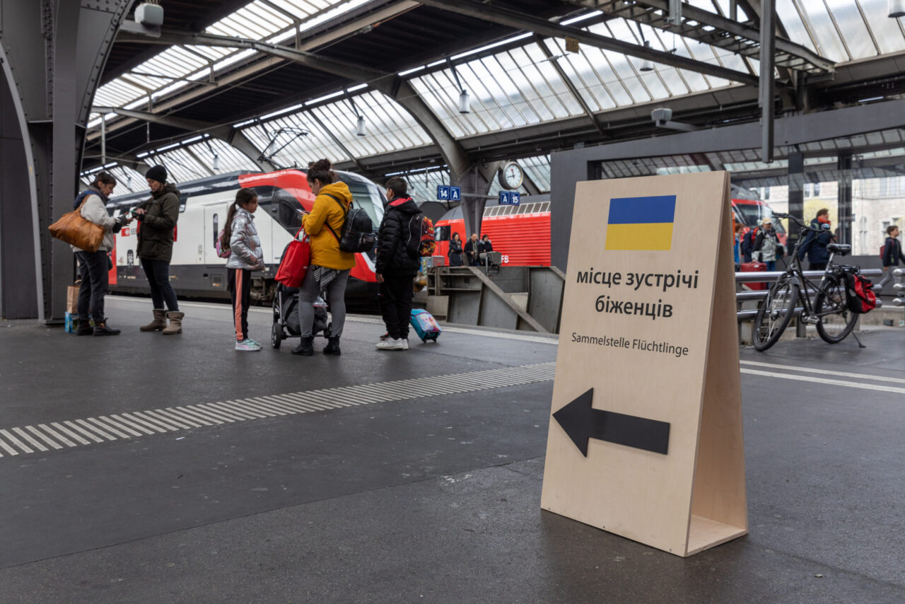 Gare centrale de Zurich : indications pour se rendre au centre d'accueil des réfugiés de guerre ukrainiens.