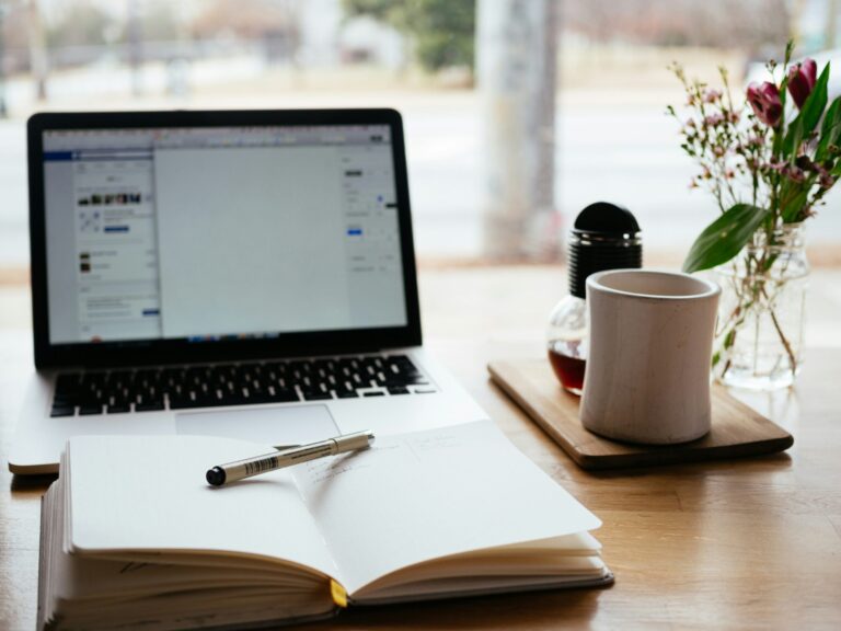 Ordinateur portable ouvert sur un bureau, illustrant la formation théologique à distance