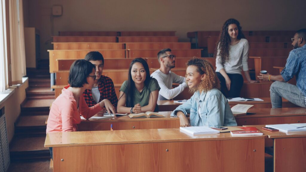 Groupe d'étudiants en formation, illustration de la mutation des formations chrétiennes