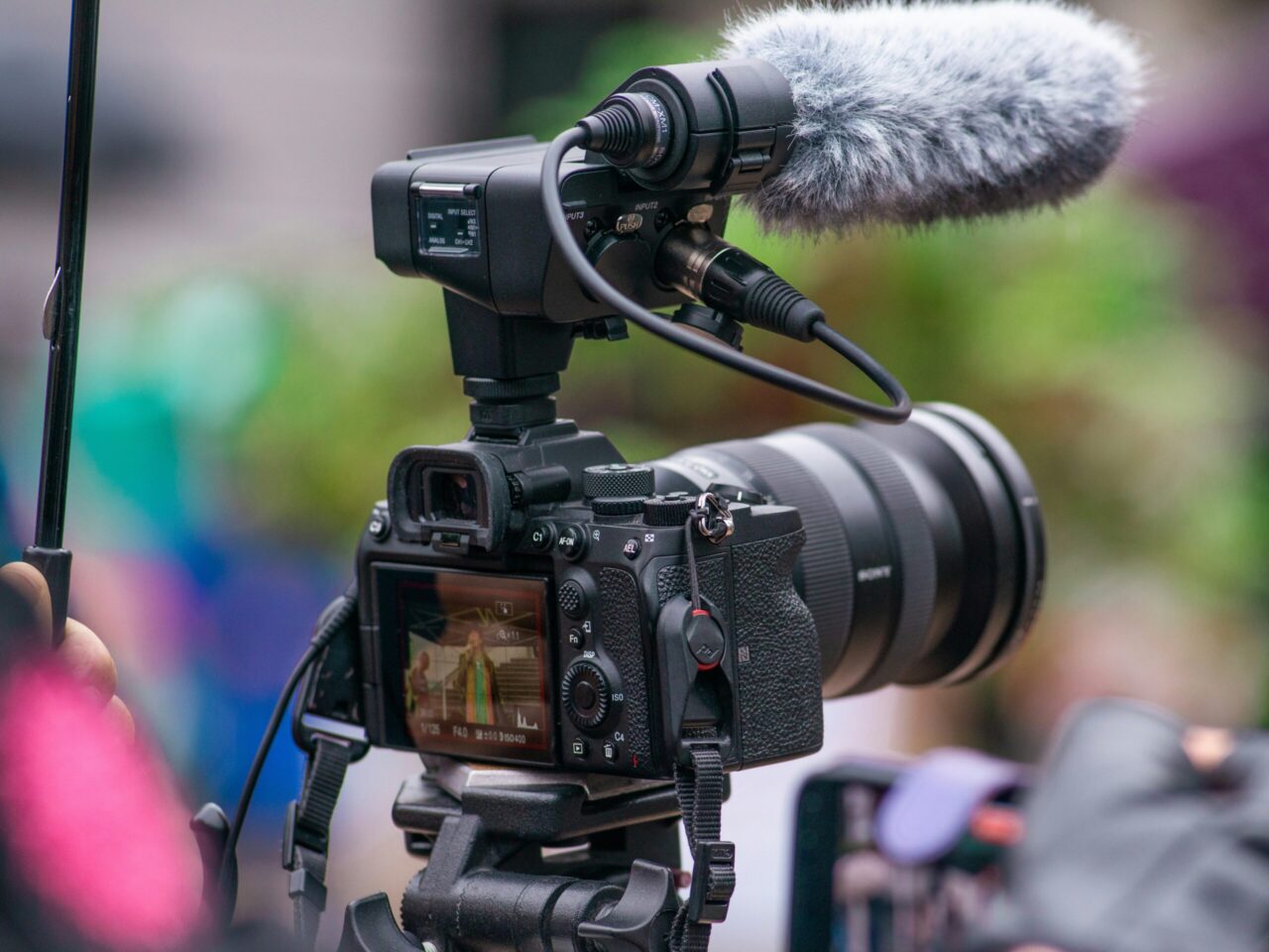 Caméra de journaliste en gros plan, illustrant les relations entre médias et Eglises