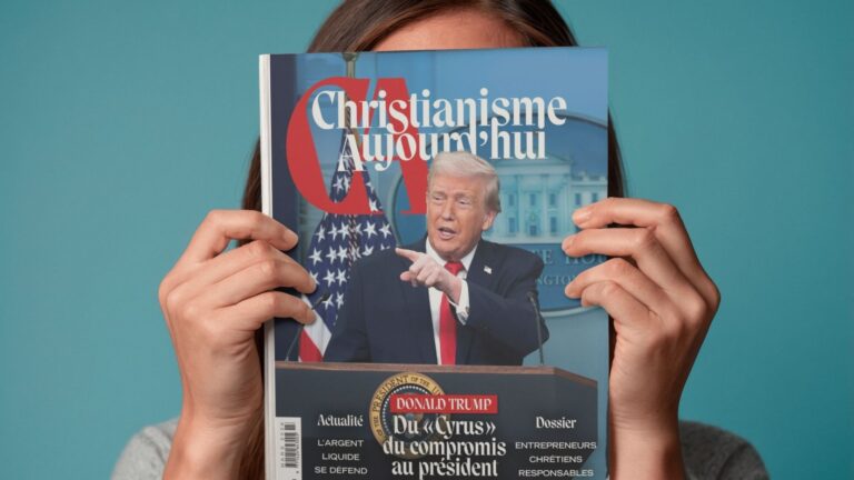 Femme tenant devant sa tête le magazine de mars, dont la une présente une photo de Donald Trump