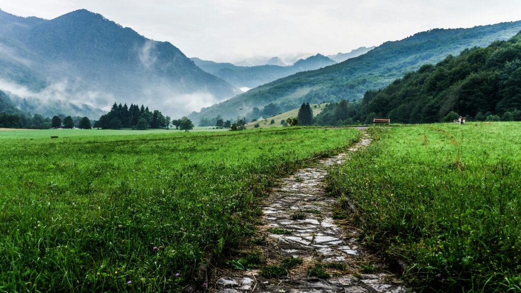 Paysage d'un chemin et de montagnes, illustration d'un moment de contemplation et de prière