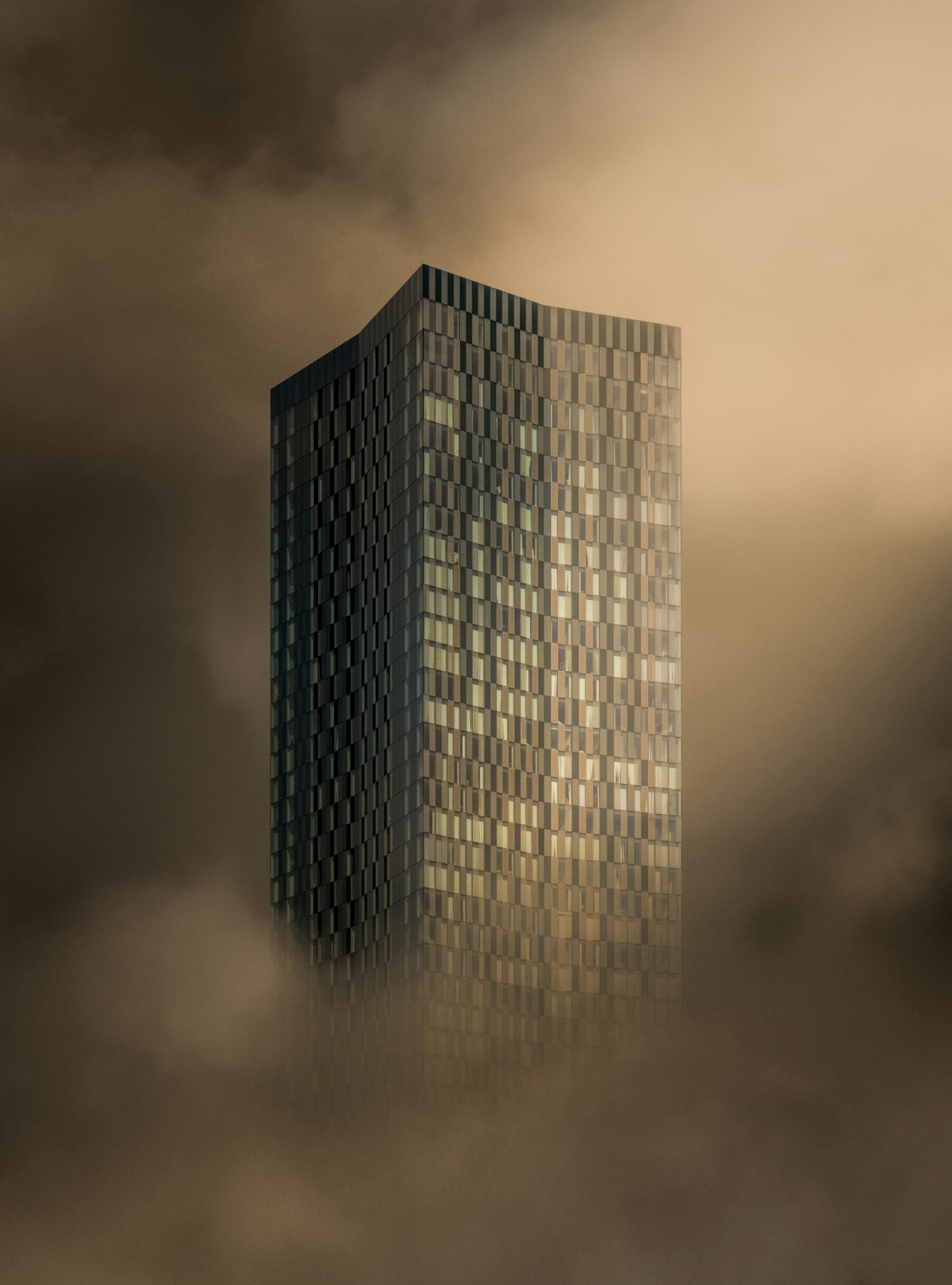 Gratte-ciel moderne émergeant d'un brouillard, évoquant la tour de Babel