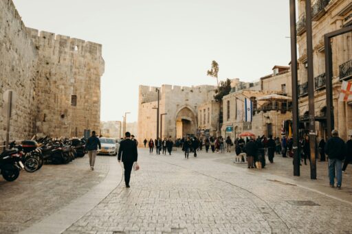 Une rue de Jérusalem avec un juif orthodoxe au loin