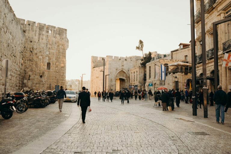 Une rue de Jérusalem avec un juif orthodoxe au loin