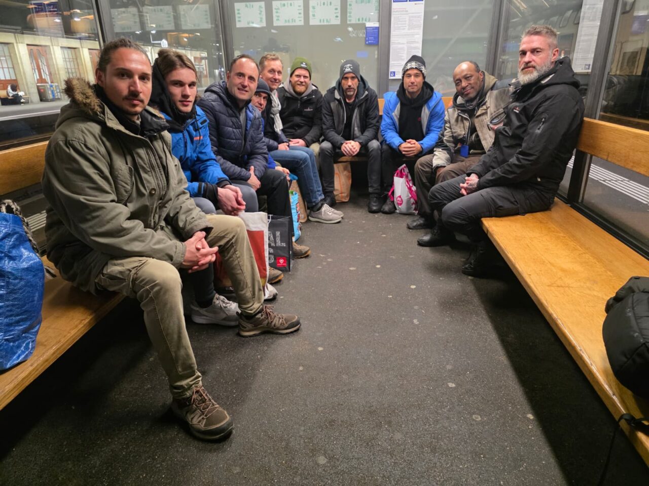 Sept entrepreneurs suisses dans un abri de gare à Saint-Gall