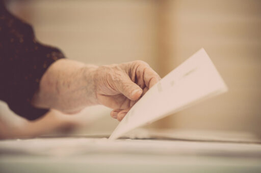Bulletin de vote, métaphore de la démocratie