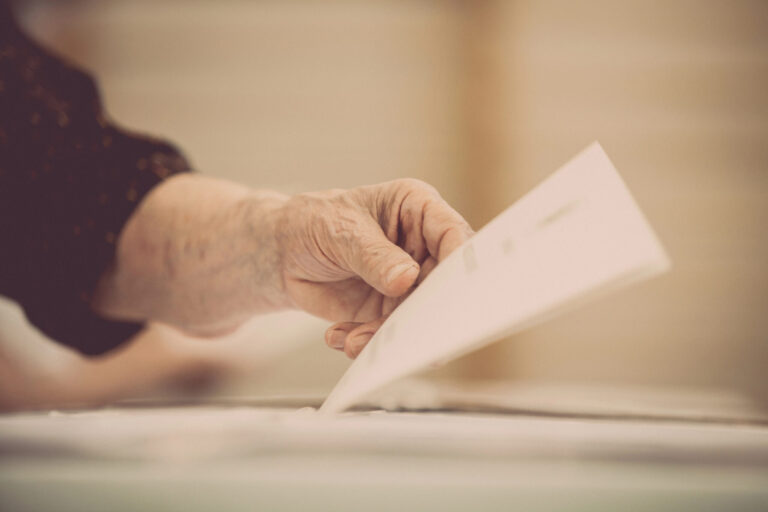 Bulletin de vote, métaphore de la démocratie