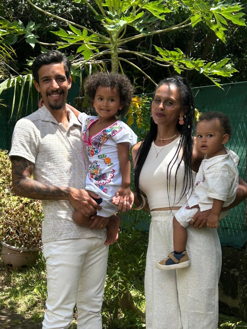 Maëva et Ulrich Sautron avec leurs deux enfants à La Réunion