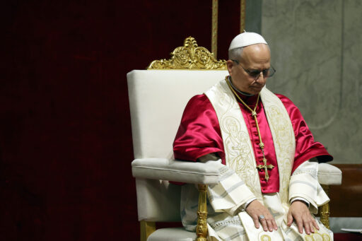 Le pape Léon XIV en habits liturgiques, en méditation