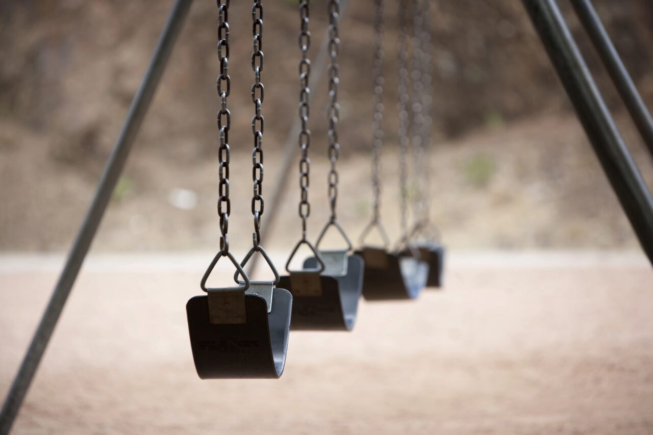 Balançoires d'enfants vides dans un parc
